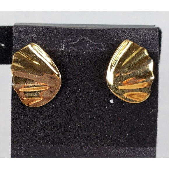 Vintage Signed Crown Trifari Seashell Shell Gold Tone Clip On Earrings - Picture 2 of 10